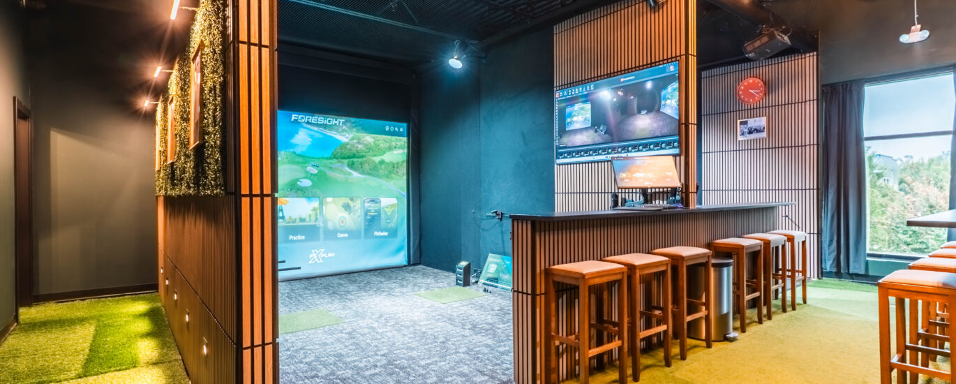 The Loft at Lago Golf showing Henderson and Taylor simulator bays with Foresight launch monitors and bar seating